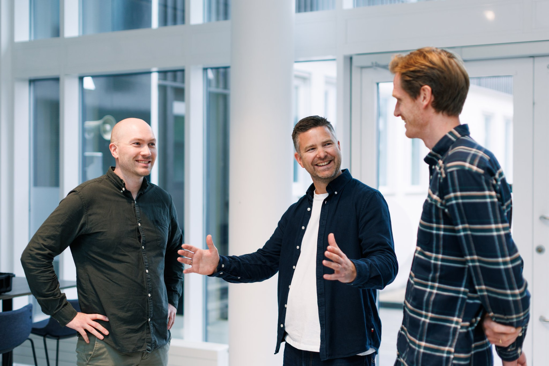 CEO Alexander Støvik Kjølstad i dialog med COO Steinar Audestad og CEO i Laget Byrå, Joakim Stensland-Nesset